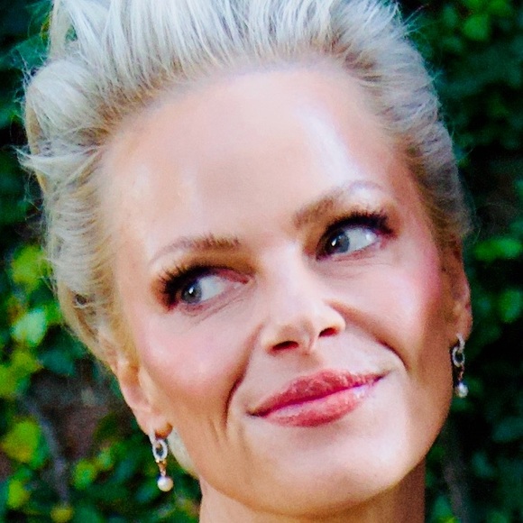 Meet your Posher, Caroline - Picture 1 of 1